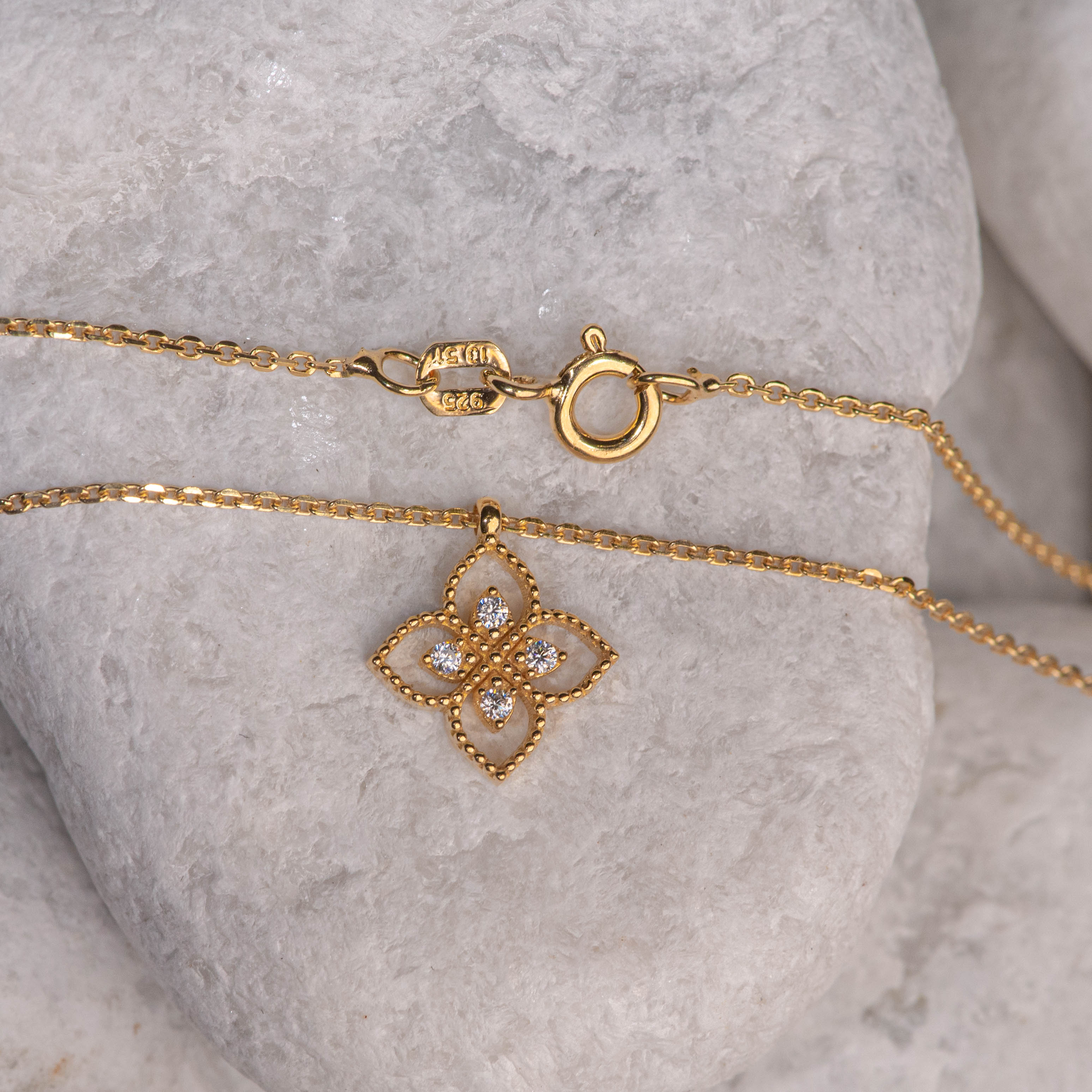 Gold-plated 925 sterling silver pendant necklace with flower-shaped motif and four clear zircon stones