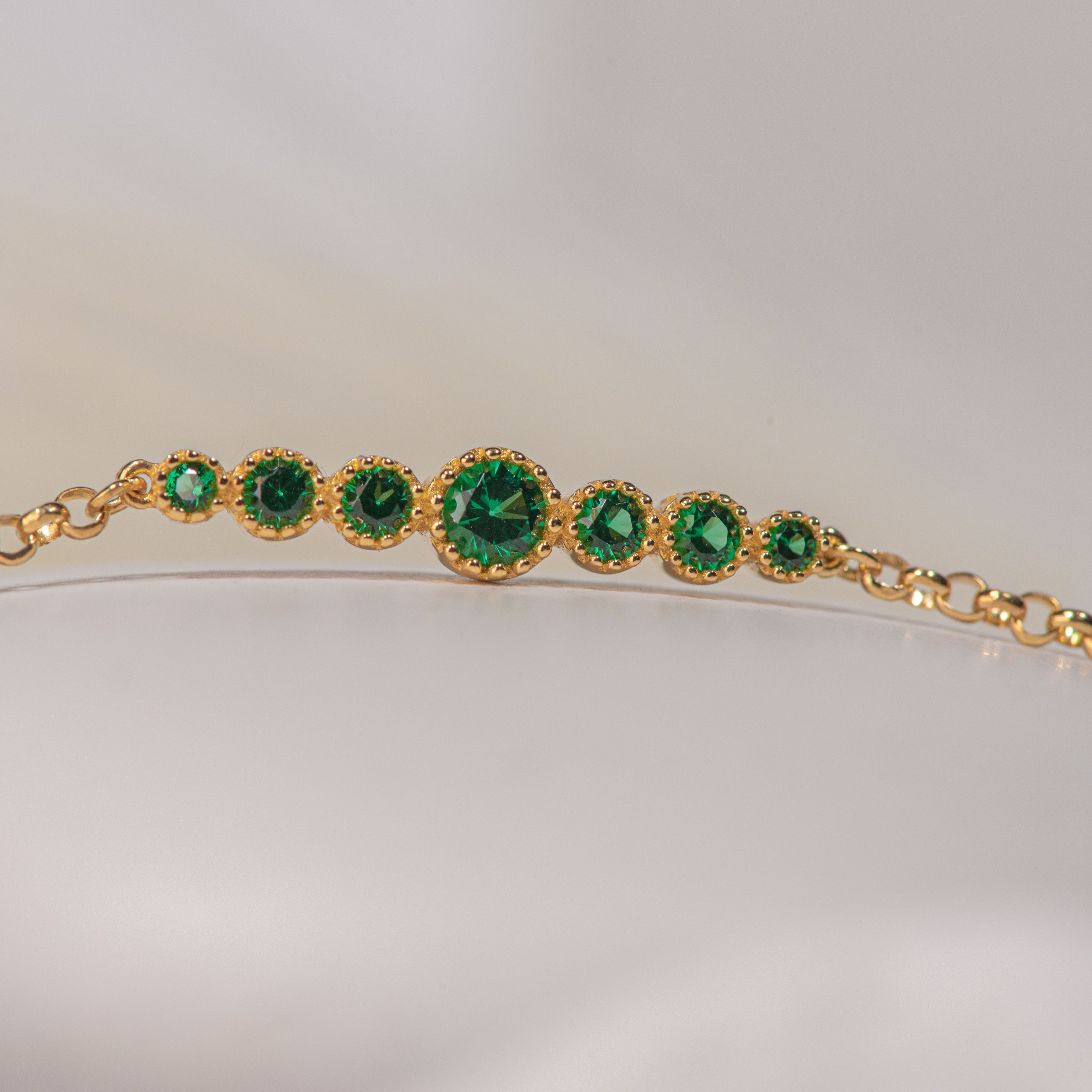 Gold-plated 925 sterling silver chain bracelet with graduated central motif of green zircon stones