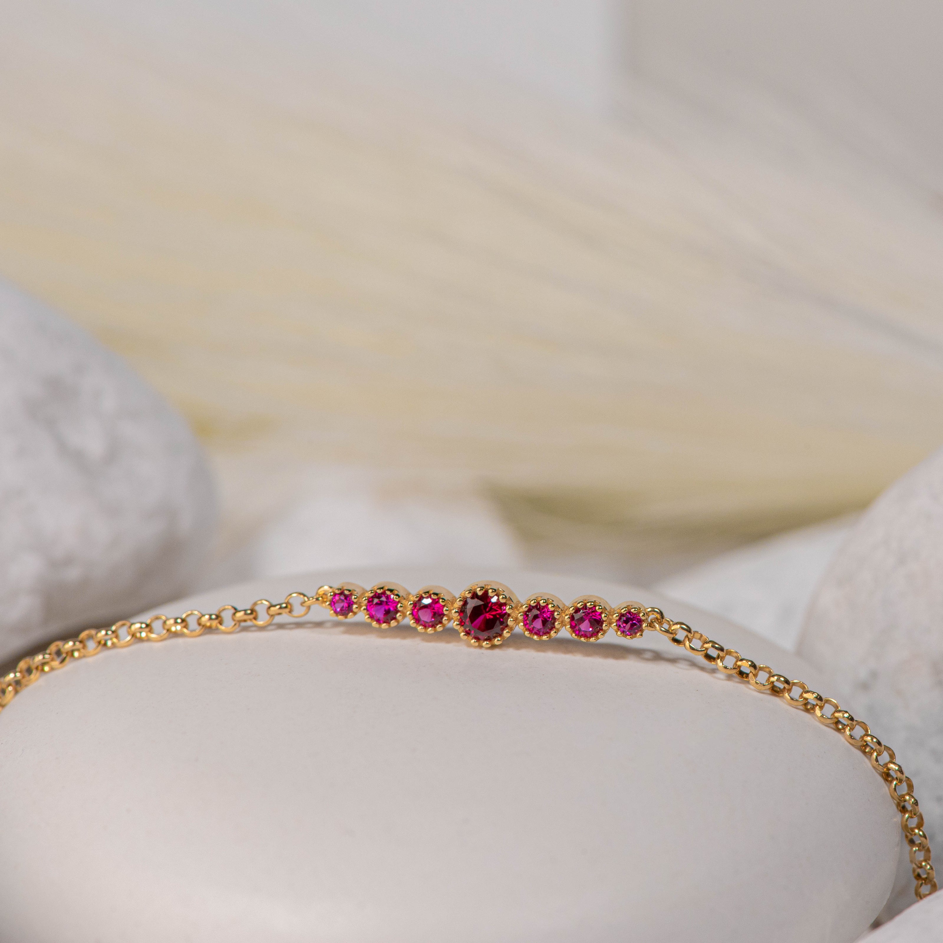 Gold-plated 925 sterling silver chain bracelet with graduated central motif of pink zircon stones